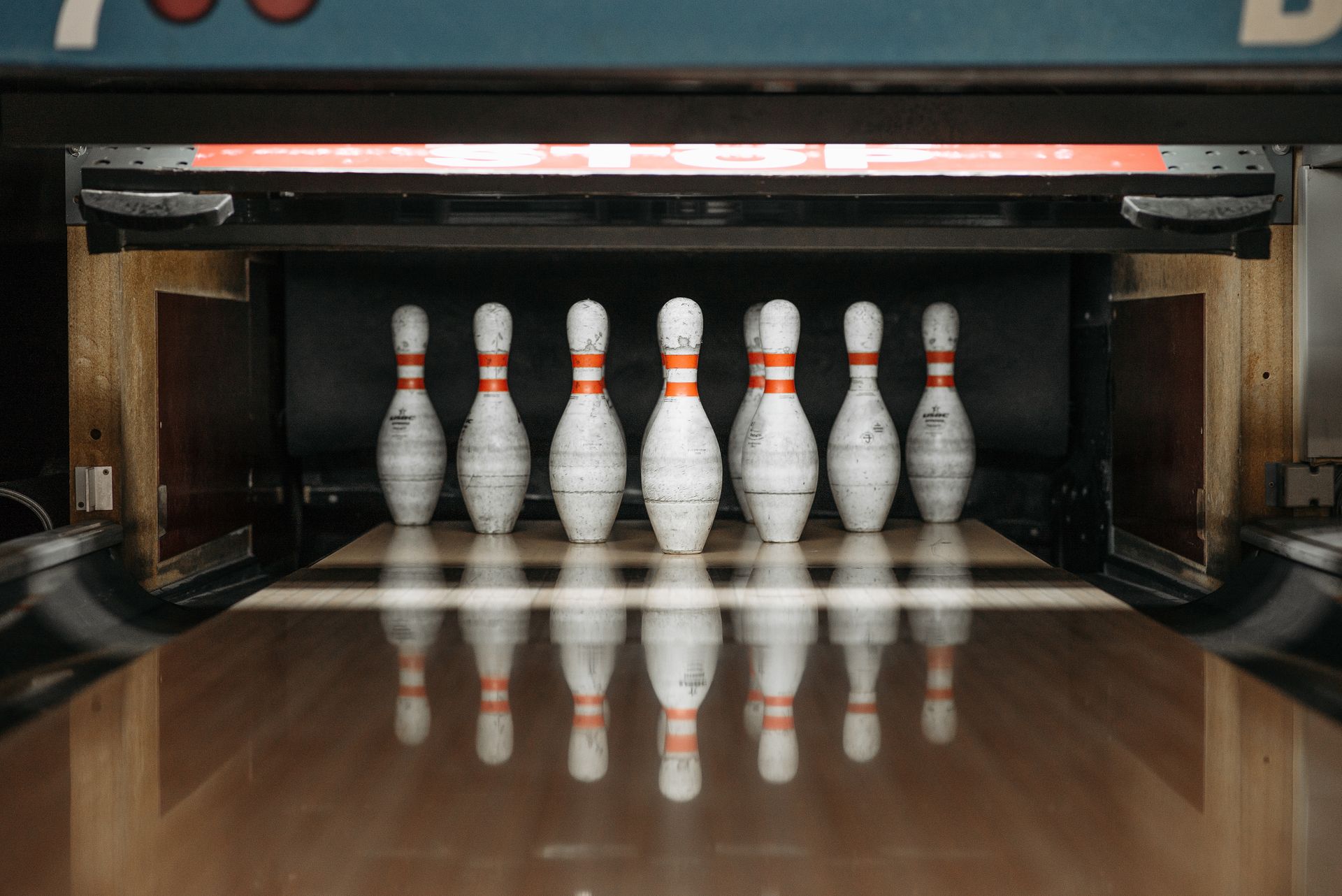 Popice de bowling în prim-plan, zona pinspotterului și a returnării bilelor