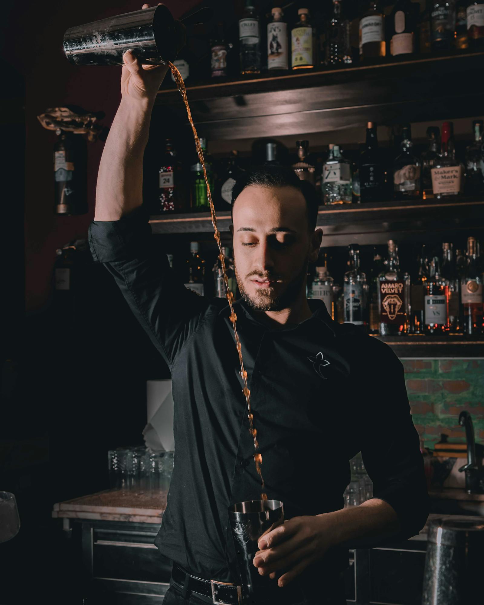 Bartender Mercury în spatele barului, Carol I 61