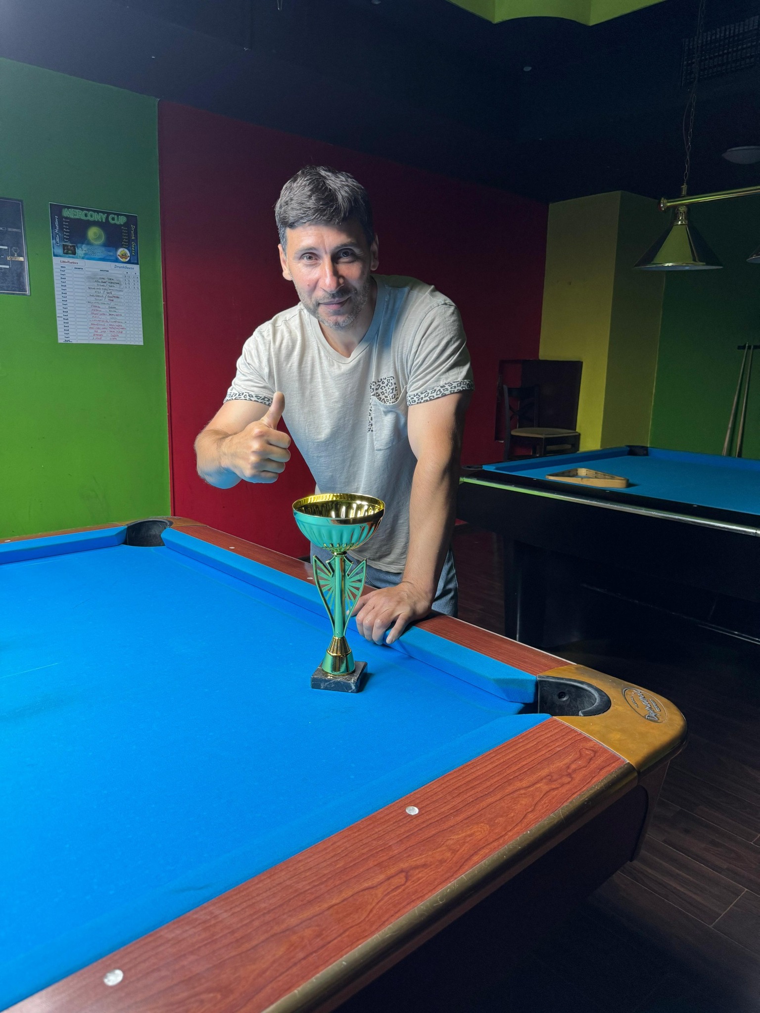 Câștigător Mercury Pool Tour cu trofeul pe masă, energie de sărbătoare