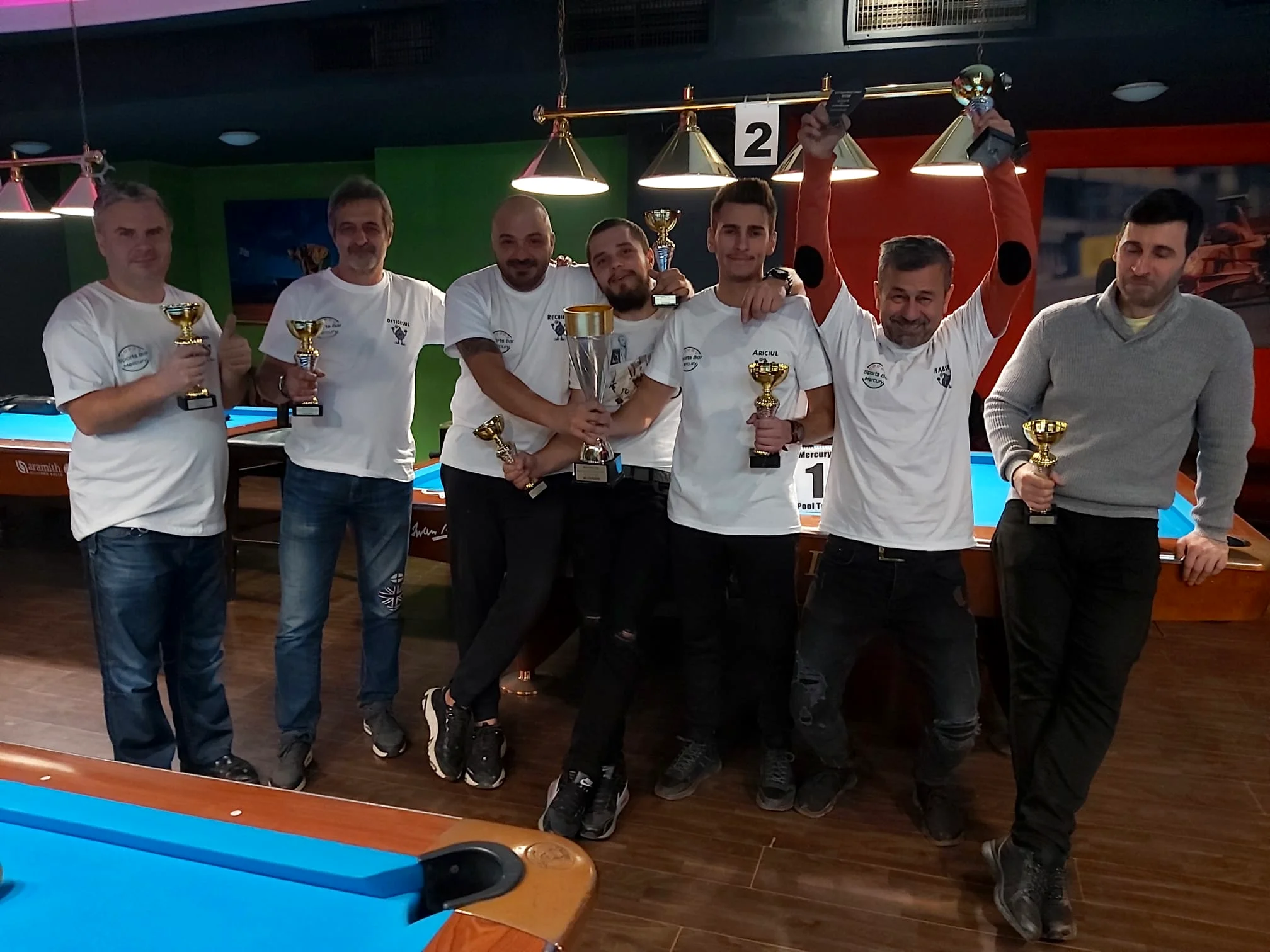 Atmosfera serii la Mercury Sports Bar, oamenii care fac parte din club