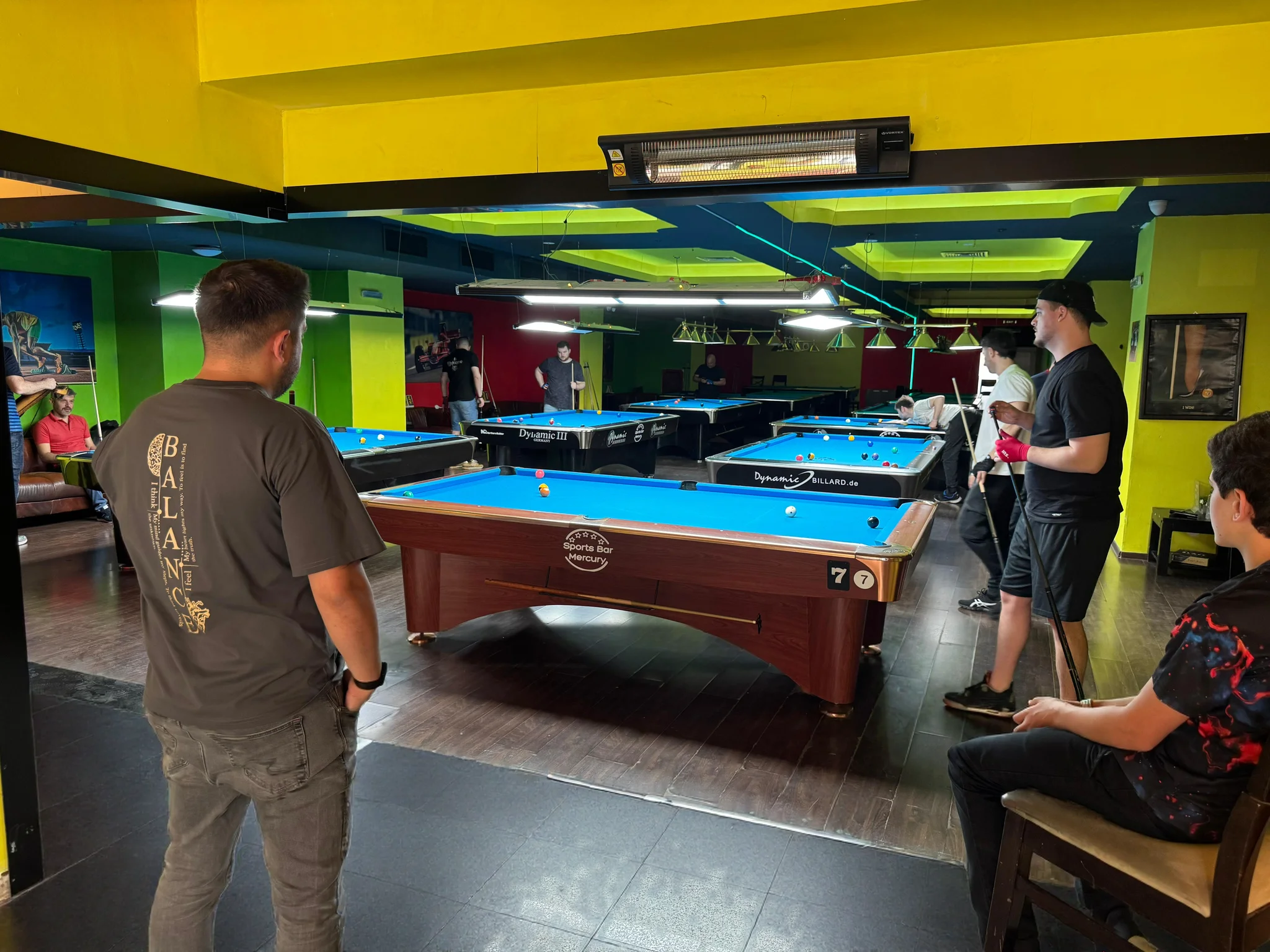 Sala Mercury: barul și mesele de biliard