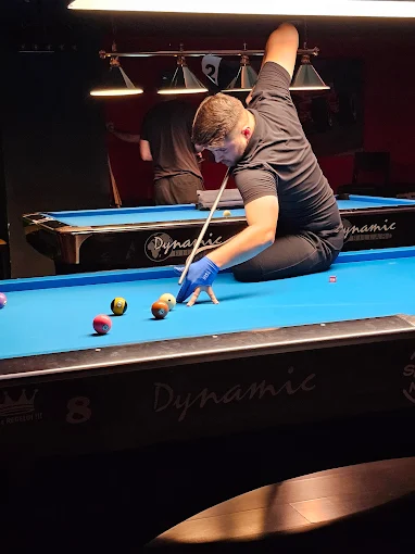 Jucător în acțiune la masa de 8-ball Mercury